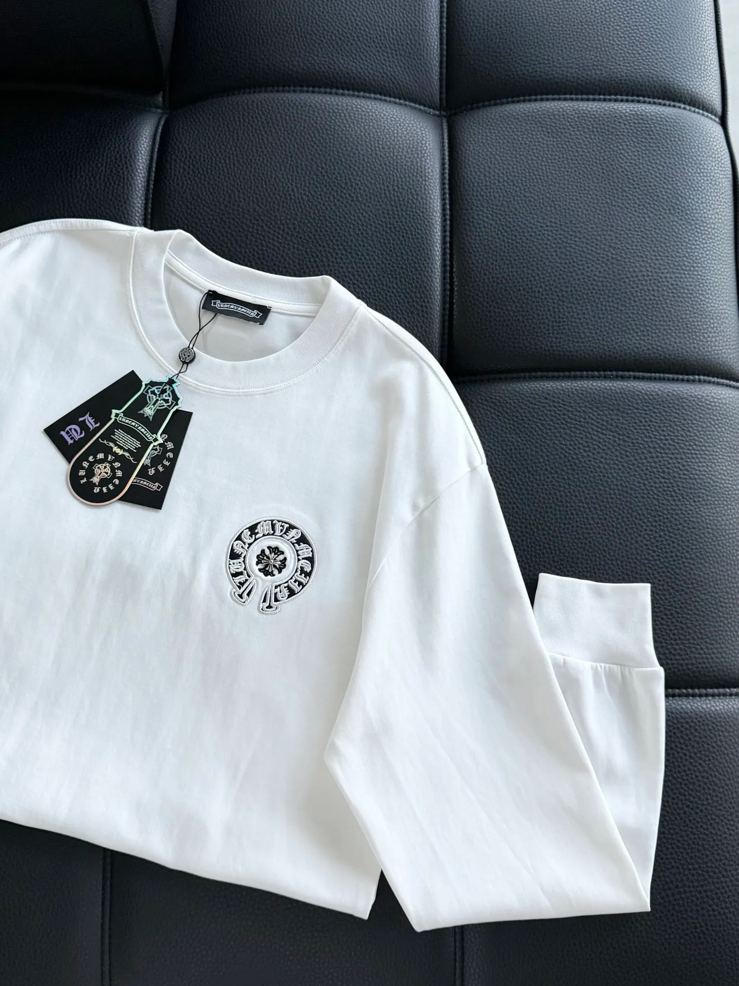 P400 ChromeHearts Chrome Heart Round Neck Long Sleeve The pursuit of quality absolutely guarantees quality! Using double-sided cotton fabric, the texture is clearly visible, the texture is soft, delicate and smooth, and the customized three-dimensional embroidery and leather patchwork technology is full of drape! The workmanship is fine and the shoulder lines are smooth. All imported chain machines are used to make the shoulder rolling strips. It has a certain thickness and is not made of cheap material but has a shiny feel that is comfortable and not tight on the upper body. It is the most avant-garde street item that can be easily matched by both men and women!  Color: black white Size: m-3xl Style number: 3576